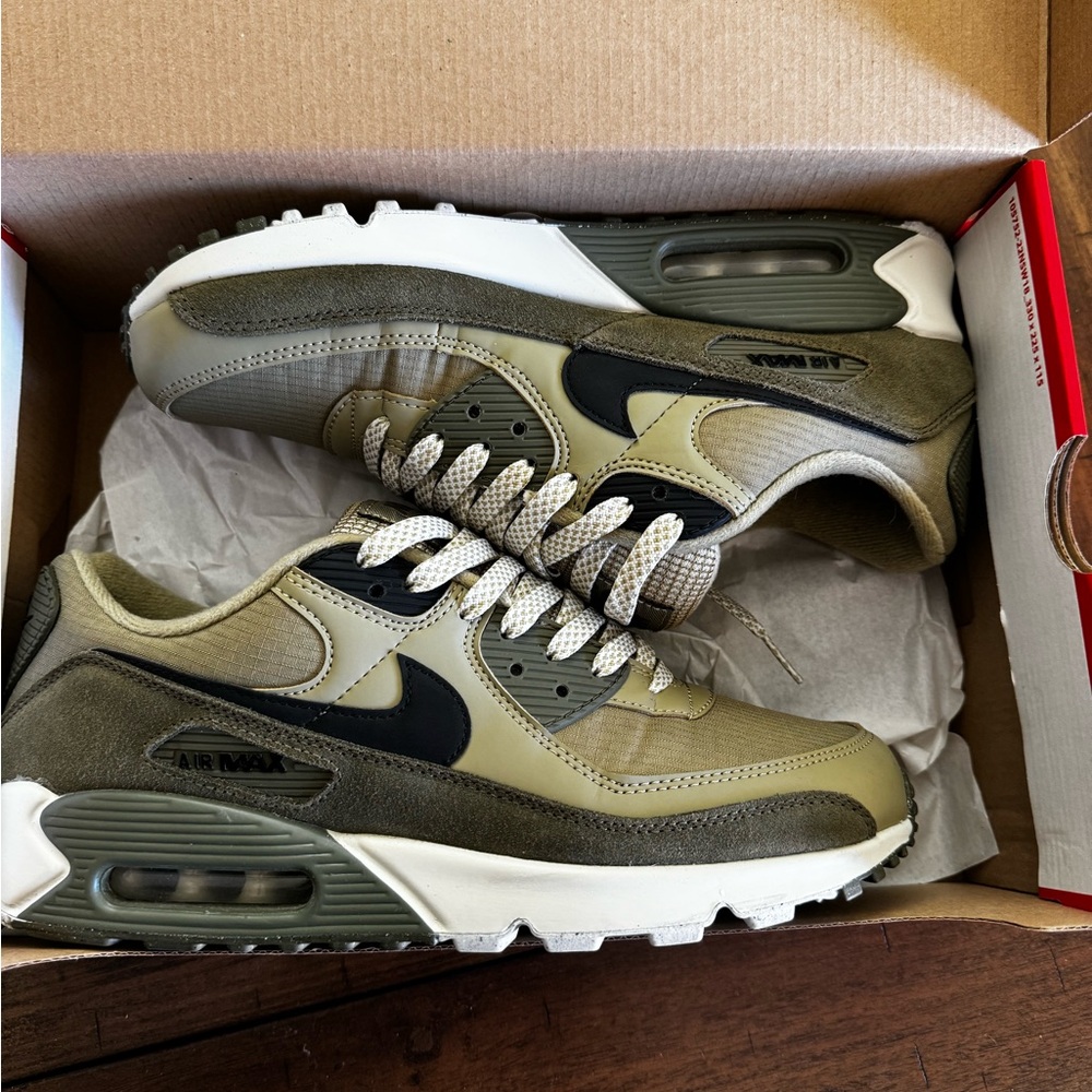 Men’s 9.5 Nike Olive Air Max 90